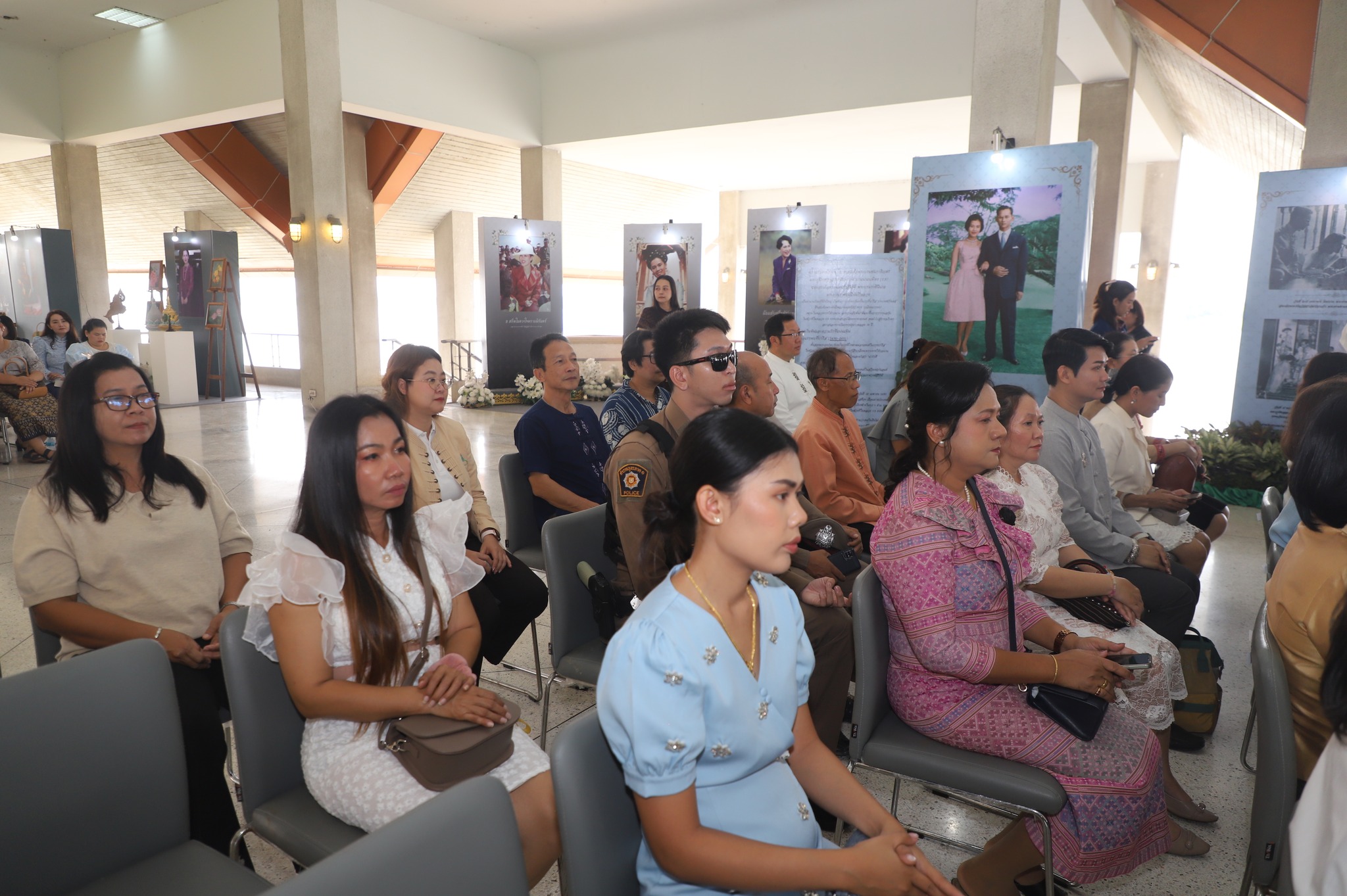 title - มากกว่าความรักระหว่างคู่ครอง คือความรักต่อปวงชน ส.ป.ก. จัดงาน “รักแห่งศิลป์ รักแห่งแผ่นดิน” พลังแห่งศิลปะที่เชื่อมโยงสถาบันและประชาชน